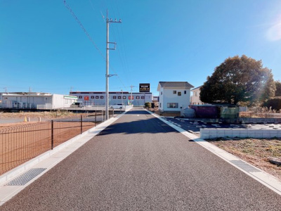 【前面道路含む現地写真】 | 【石橋第1期　現地外観】
※令和7年12月時点