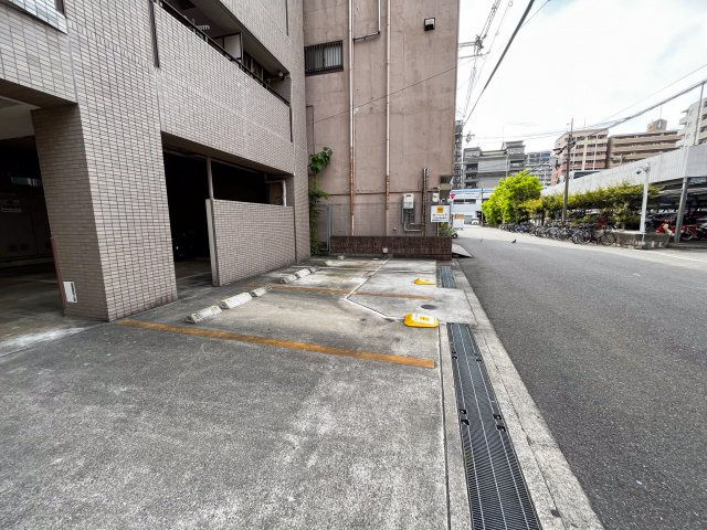 アブレスト桜川の駐車場