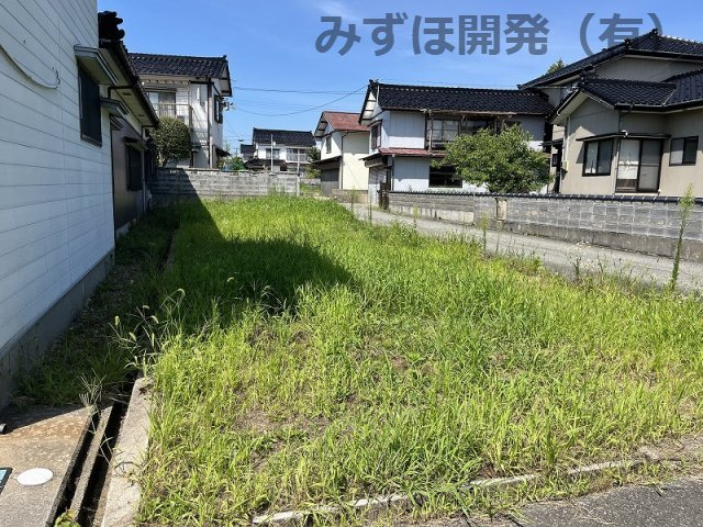 酒田市字荒町71の庭|道路向かいに駐車スペースにも使えるお庭付きの物件です