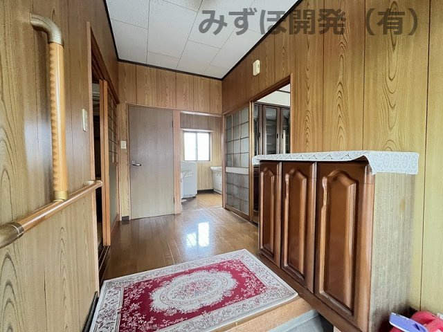 酒田市字荒町71の玄関|光が入る明るい玄関です