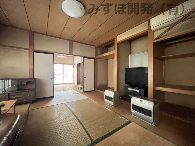 酒田市字荒町71の居間・リビング|縁側から光が差し込む居間です