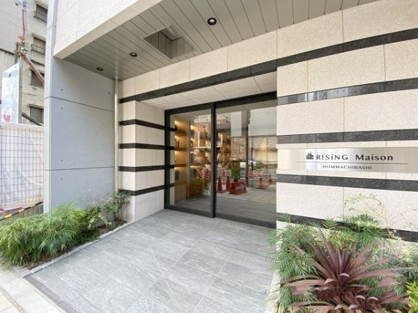RISING Maison 本町橋のエントランス