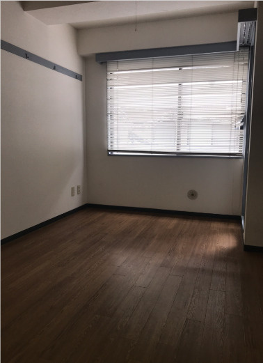 三軒茶屋ゴールデンビル　駅近　南面バルコニー　フローリングの居間・リビング