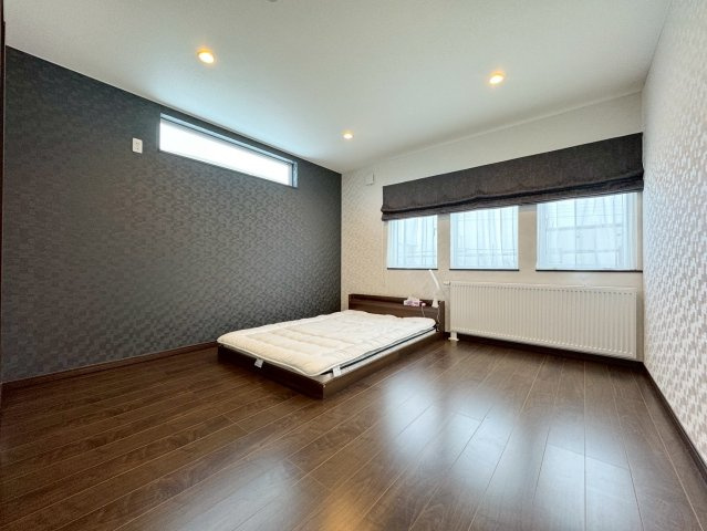 花川南9条3丁目戸建の洋室|２階８帖洋室。メインのベッドルームとしておすすめのこちらのお部屋には、次の写真にあるウォークインクローゼットが付いております♪