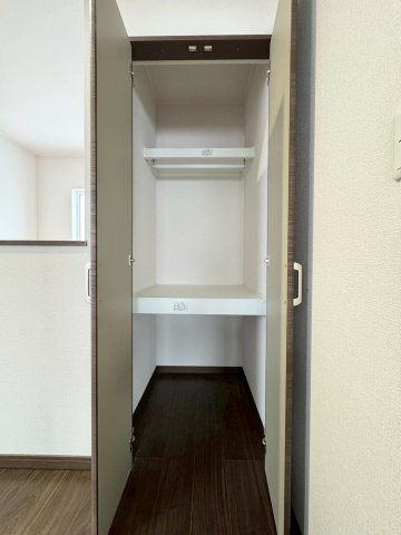 花川南9条3丁目戸建の収納|こんなところにも収納が！こちらは２階廊下の突き当たりにある収納スペース。幅はそこまで長くないものの奥行きがあるので、シーズン物の収納や普段使用しない寝具などを収納するのにおすすめです。