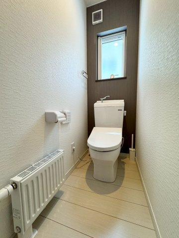 花川南9条3丁目戸建のトイレ|１階トイレは、においの滞留を軽減できる窓付きです。ウォシュレット機能も付いております。