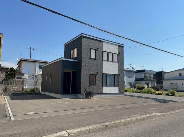花川南9条3丁目戸建の外観|石狩市に本社を構える「ヤハタホーム」施工の認定低炭素住宅。築３年で大変綺麗な状態のためリフォームいらず♪
※バーチャル加工により天候調整等を施しております。
