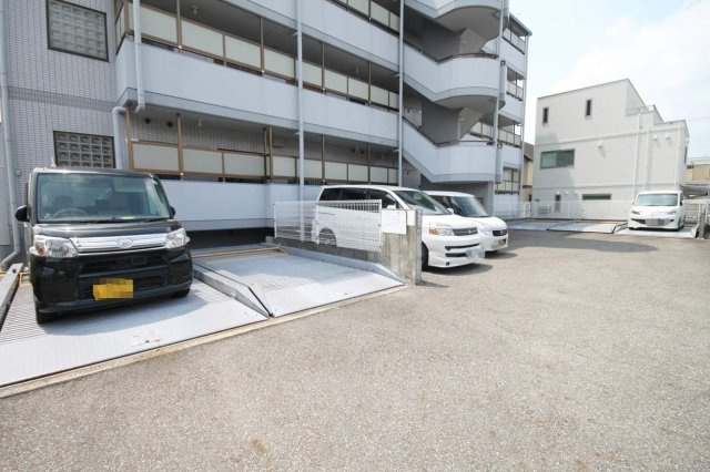 ボナミ田中マンションⅡの駐車場