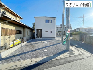 【外観】 | 街並みに馴染む、シンプルで洗練された佇まい。暮らしにちょっとした遊び心を添えてくれるお家です。
現地(2026年2月撮影)