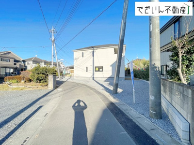 【外観】 | Cradle garden熊谷市原島第1　新築住宅 | 南向きの穏やかな佇まいが、家族の新しい日常を優しく包み込む。静かな街並みに、安心して子育てできる環境が整っています。
現地(2026年2月撮影)