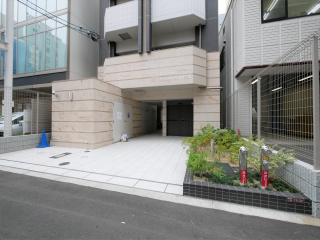 ラ・フォルム本町WESTのエントランス