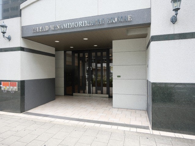 エスリード南森町駅前のエントランス