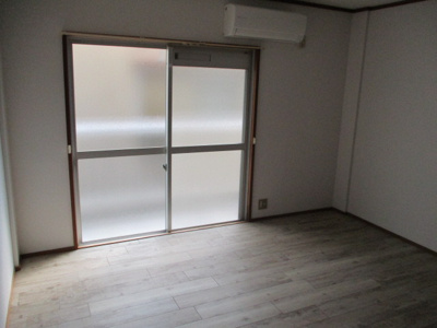 【居間・リビング】 | いほりコーポ | 明るいお部屋で気分も上々です