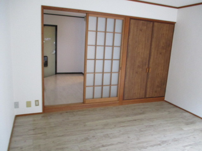 【居間・リビング】 | いほりコーポ | 和室から洋室に変更したお部屋です