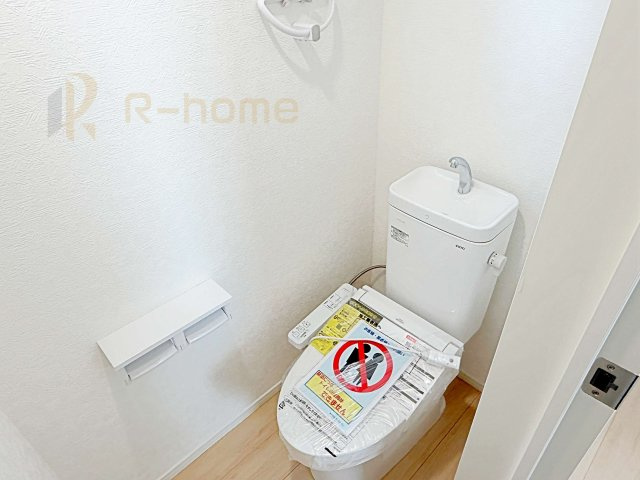 ひたちなか市平磯遠原町第2　新築戸建て　2号棟のトイレ|温水洗浄便座付きのトイレ。
トイレが２ヵ所設置で朝の忙しい時間でも安心です。