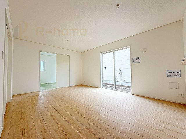 ひたちなか市平磯遠原町第2　新築戸建て　2号棟の居間・リビング|広々とした余裕のあるリビングです♪大きな窓からは自然光が届きます。