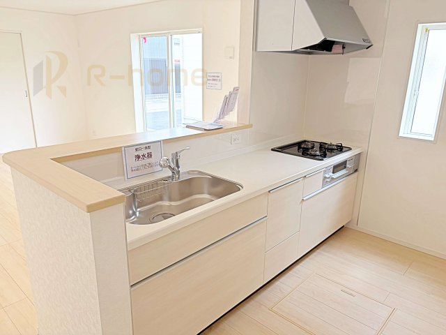ひたちなか市平磯遠原町第2　新築戸建て　2号棟のキッチン|料理をしながら家族とコミュニケーションが取れる対面式システムキッチン。