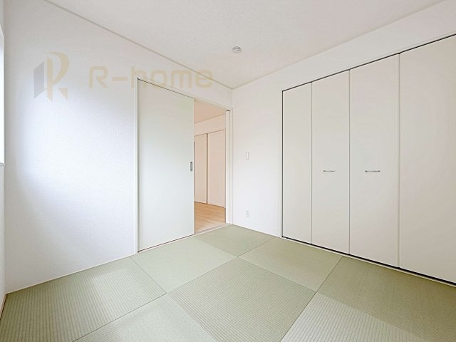 ひたちなか市平磯遠原町第2　新築戸建て　2号棟の和室|フローリングより衝撃が少ない和室は、ご両親のお部屋やキッズスペース、客間としても活用頂けます。