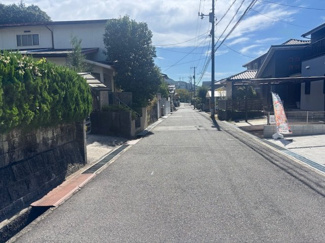 【前面道路含む現地写真】 | 佐伯区五月が丘3丁目　全２区画　NO1 | 前面道路6.1ｍ