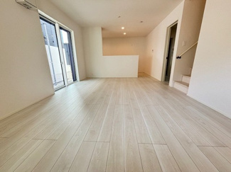 【居間・リビング】 | 佐伯区五月が丘3丁目　全２区画　NO1 | 大きな窓が設置された17帖リビング☆対面式のキッチンでリビングが見渡せるので、お子様やご家族の様子が見えて安心です♪