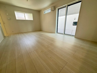 【居間・リビング】 | 佐伯区五月が丘3丁目　全２区画　NO1 | 大きな窓が設置された17帖リビング☆対面式のキッチンでリビングが見渡せるので、お子様やご家族の様子が見えて安心です♪