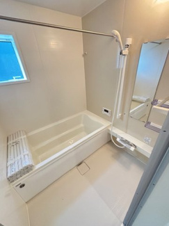 【浴室】 | 佐伯区五月が丘3丁目　全２区画　NO1 | ゆったりした浴槽は、足を伸ばしてゆったり湯船につかることができます。
浴室換気乾燥機付きで雨や夜のお洗濯にも大活躍♪