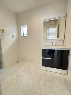 【独立洗面台】 | 佐伯区五月が丘3丁目　全２区画　NO1 | 三面鏡付きの洗面台は、メイクもドライヤーも余裕のスペースです☆