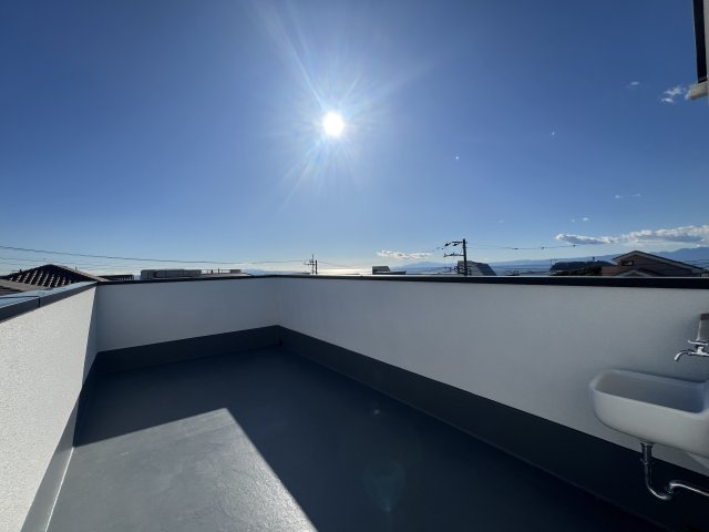 ～鎌倉高校のチャイムを聞きながら江ノ島と湘南の海を眺める至福の時間～【鎌倉市七里ガ浜2丁目】新築戸建のバルコニー