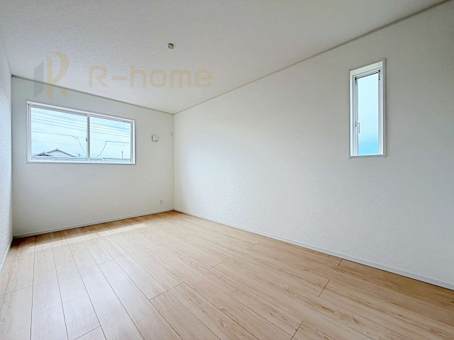 ひたちなか市平磯遠原町第2　新築戸建て　3号棟の洋室|どんな部屋家具も合わせやすいシンプルな洋室！
たっぷりの日差しと心地よい風が舞い込む住まい♪