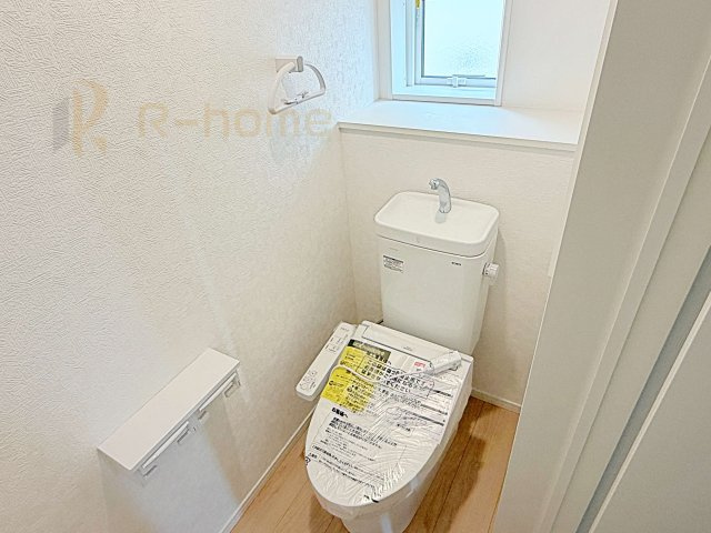 ひたちなか市平磯遠原町第2　新築戸建て　3号棟のトイレ|温水洗浄便座付きのトイレ。
トイレが２ヵ所設置で朝の忙しい時間でも安心です。
