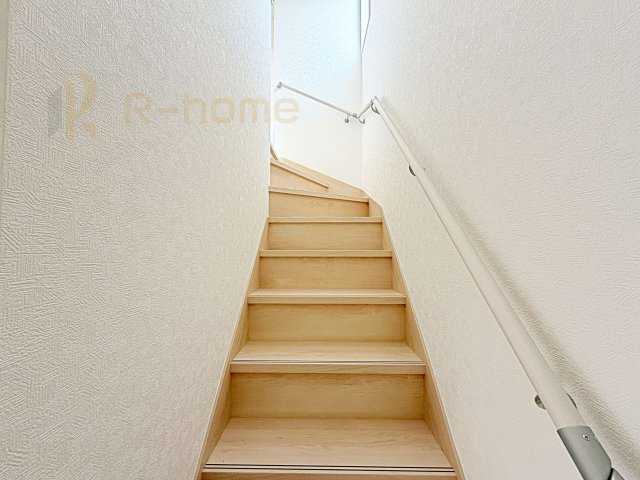 ひたちなか市平磯遠原町第2　新築戸建て　3号棟の内装|手すりのついた階段！小さなお子様の利用も一安心です♪
