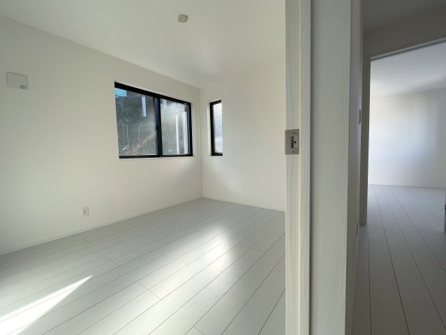 アスレチック感ある広さに眺望もGOOD！庭の活用したい方は注目デス！『保土ケ谷区鎌谷町』新築戸建の洋室|使い勝手のいい洋室です