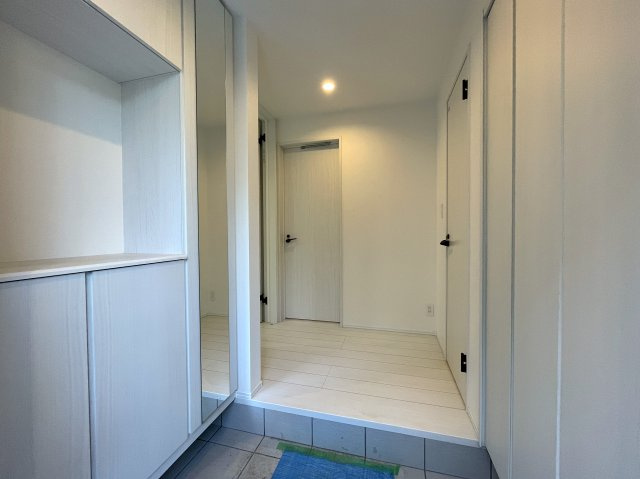 アスレチック感ある広さに眺望もGOOD！庭の活用したい方は注目デス！『保土ケ谷区鎌谷町』新築戸建の玄関|落ち着いた玄関です
