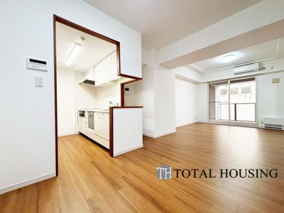 【居間・リビング】 | クリオ新札幌壱番館 | 広々としたリビングは、家族全員がのびのびとくつろげる憩いの場所です。明るい光が差し込み、温かみのある空間が、毎日の生活をより豊かで楽しいものにしてくれます。家族みんなで集まるのが楽しみです。