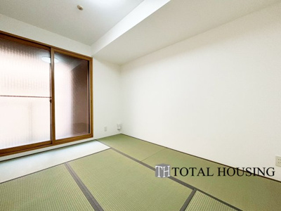 【和室】 | クリオ新札幌壱番館 | 和室　約6.0帖
一室和室が備わっています。畳の香りと落ち着いた雰囲気が魅力で、リラックスした時間を過ごせます。和の趣を感じる特別な空間をお楽しみください。