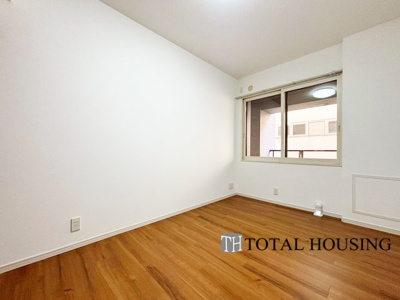 【洋室】 | クリオ新札幌壱番館 | 洋室　約6.5帖
大きな窓からたっぷりの日差しが降り注ぐ明るい室内です。気持ちの良い朝日を受けて、目覚めの良い健康的な朝を迎えられそうです。