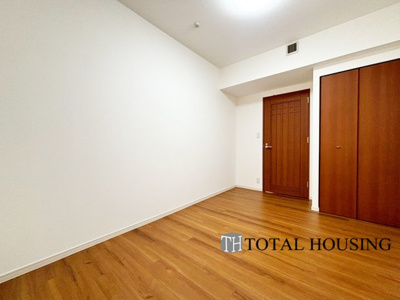 【洋室】 | クリオ新札幌壱番館 | 洋室　約6.5帖
1日の疲れを癒し、心地よく寛げるようゆったりとした広さを確保しています。プライベートタイムをより優雅に穏やかに…。落ち着いた雰囲気を紡ぎます。