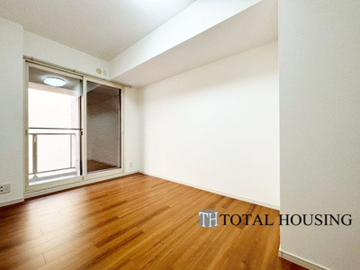 【洋室】 | クリオ新札幌壱番館 | 洋室　約6.5帖
開放的なバルコニー直結のお部屋です。大きな窓はお日様の光をたっぷり取り込み、明るく癒されるプライベートルームになりそうです。