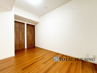 【洋室】 | クリオ新札幌壱番館 | 洋室　約6.5帖
広々とした居住空間は日々の暮らしを彩り、心のやすらぎと満足感を与えてくれます。通風と採光を考慮した設計は子供たちはのびのび育ち、家族でくつろぎと団らんを生み出します。