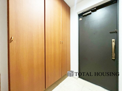 【駐車場】 | クリオ新札幌壱番館 | 人を迎え入れる最初の場所だからこそ、清潔感と余裕のある玄関スペースです♪散らかりがちな玄関ですが、トールサイズの玄関収納を設けたのでいつでもスッキリとした場所を保てます。