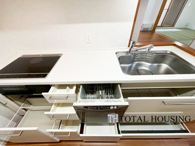 【キッチン】 | クリオ新札幌壱番館 | 食器洗乾燥機付きで家族の食器もピカピカ。後片付けもラクラクこなせて、日々の生活には欠かせない便利設備。環境にもママの手にも優しいのがうれしいですね。