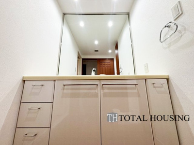 【独立洗面台】 | クリオ新札幌壱番館 | 洗面化粧台の鏡はゆとりある大きさです。忙しい朝に支度の時間が重なっても、2人並んで身支度ができます。シャワー付水栓で洗面台でのシャンプーや毎日の掃除に大変便利ですね♪