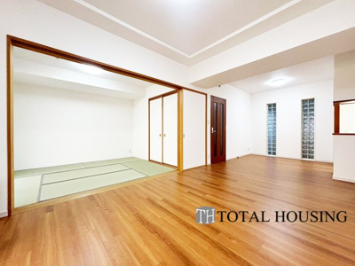 【居間・リビング】 | クリオ新札幌壱番館 | 明るい配色の優しい雰囲気のLDKは団らんの空間にピッタリです！隣りの和室の襖を開放すればさらに広々とした空間に♪明るく開放的な『家族にやさしいリビング』となっています♪