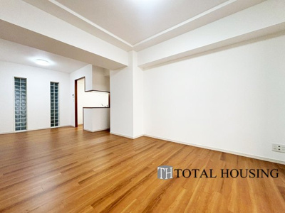 【居間・リビング】 | クリオ新札幌壱番館 | 広くゆったりと家族揃って寛げるLDKは約17.1帖。毎日の始まりと終わりをここで迎える大切な空間はいつでも心地良い空気感。落ち着いた雰囲気で過ごしたり家族でわいわい盛り上がる日も。