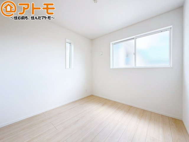 【子供部屋】 | 田方郡函南町仁田第12　新築一戸建て　2号棟 | 収納豊富な洋室は使い勝手良好です！