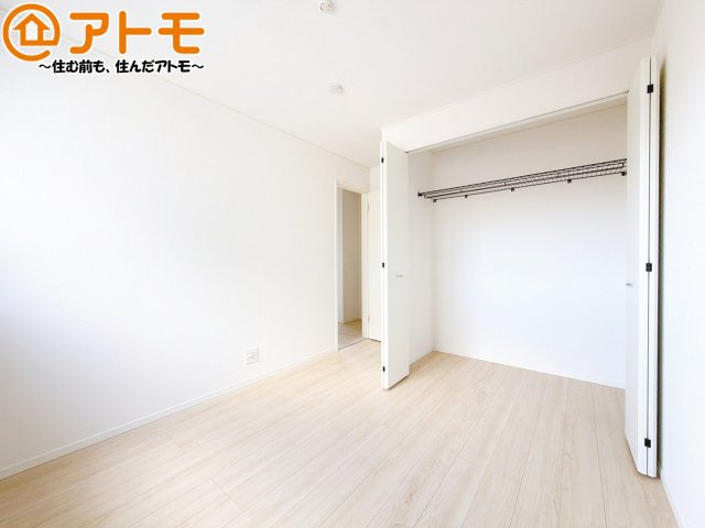 【収納】 | 田方郡函南町仁田第12　新築一戸建て　2号棟 | ハンガーパイプ付きのクローゼットは季節ものなどを収納することができて便利です♪