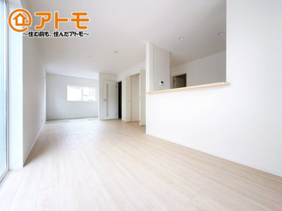【居間・リビング】 | 田方郡函南町仁田第12　新築一戸建て　2号棟 | 家族団らんのイメージは、リビングを思い浮かべませんか？リビングこそ広々とした空間が良いですね♪