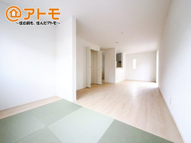 【居間・リビング】 | 田方郡函南町仁田第12　新築一戸建て　2号棟 | 広々と開放的なLDKは、家族が自然と集まる広さ♪お子様のリビング学習にもピッタリ♪