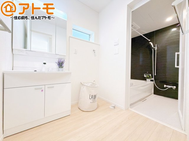 【独立洗面台】 | 田方郡函南町仁田第12　新築一戸建て　2号棟 | 洗面所って朝に混み合いませんか？広々とした脱衣所、３面鏡の独立洗面台で朝の時間を少しお手伝い♪