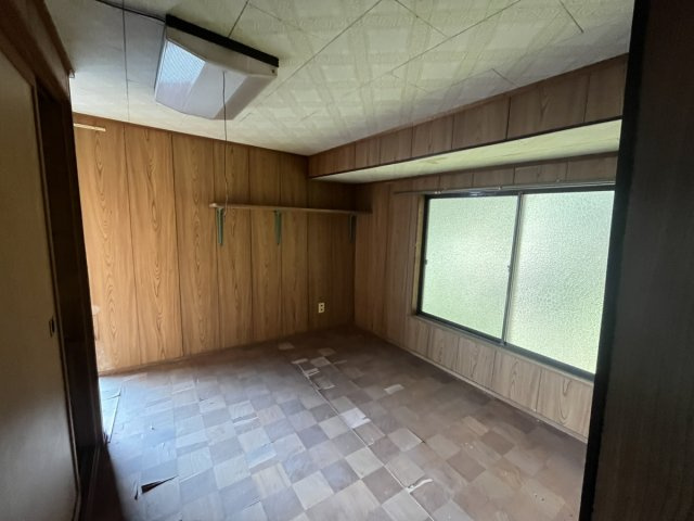 西条市丹原町北田野土地建物【100】土地130.15坪　建物41.04坪の洋室